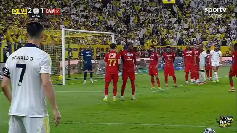 Ronaldo sút phạt đẳng cấp nâng tỷ số lên 3-1 cho Al-Nassr tại Al-Awwal Park.