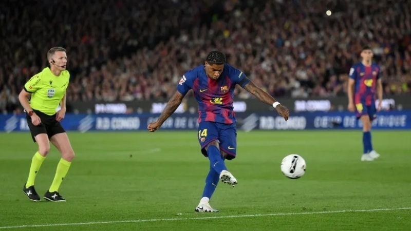 Rashford sút phạt tung lưới Real, giải cơn khát bàn thắng cố định cho Barca.